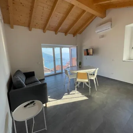 アパート Delfina Mansarda *