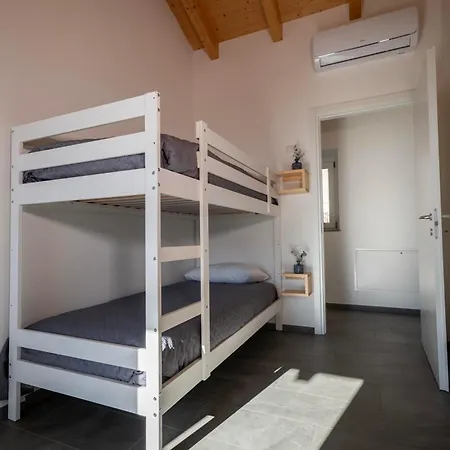 Delfina Mansarda Apartment Vercana