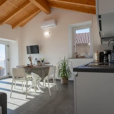 Delfina Mansarda Apartment Vercana