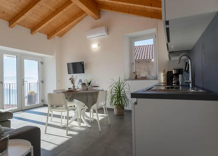 Delfina Mansarda Apartment Vercana